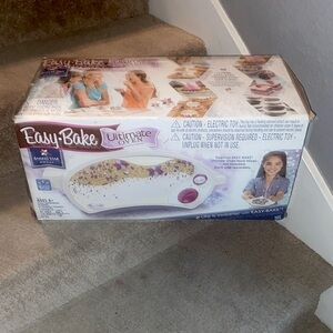 EASY BAKE OVEN - USED ONCE - TEXT FOR MORE PICTURES